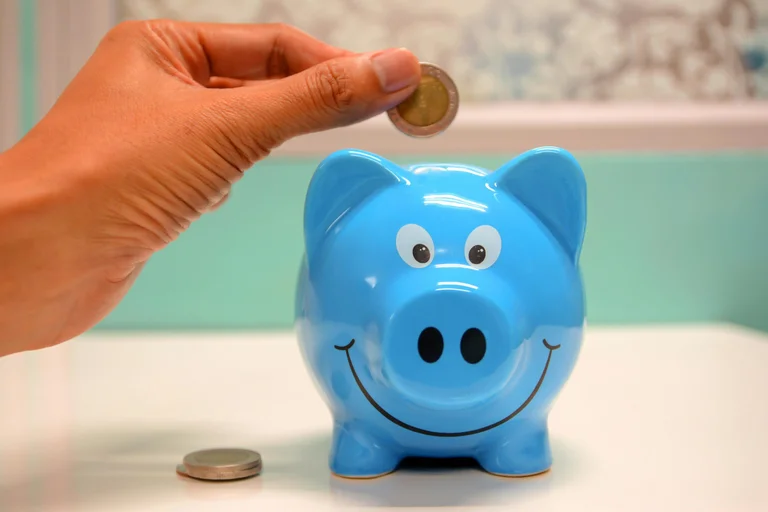 Hand putting coins in a piggy bank, signalling the salary increase at Sands China