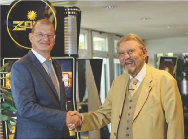 CFO Lars Felderhoff (l.) will succeed Gauselmann (r.) as chairman of the management board