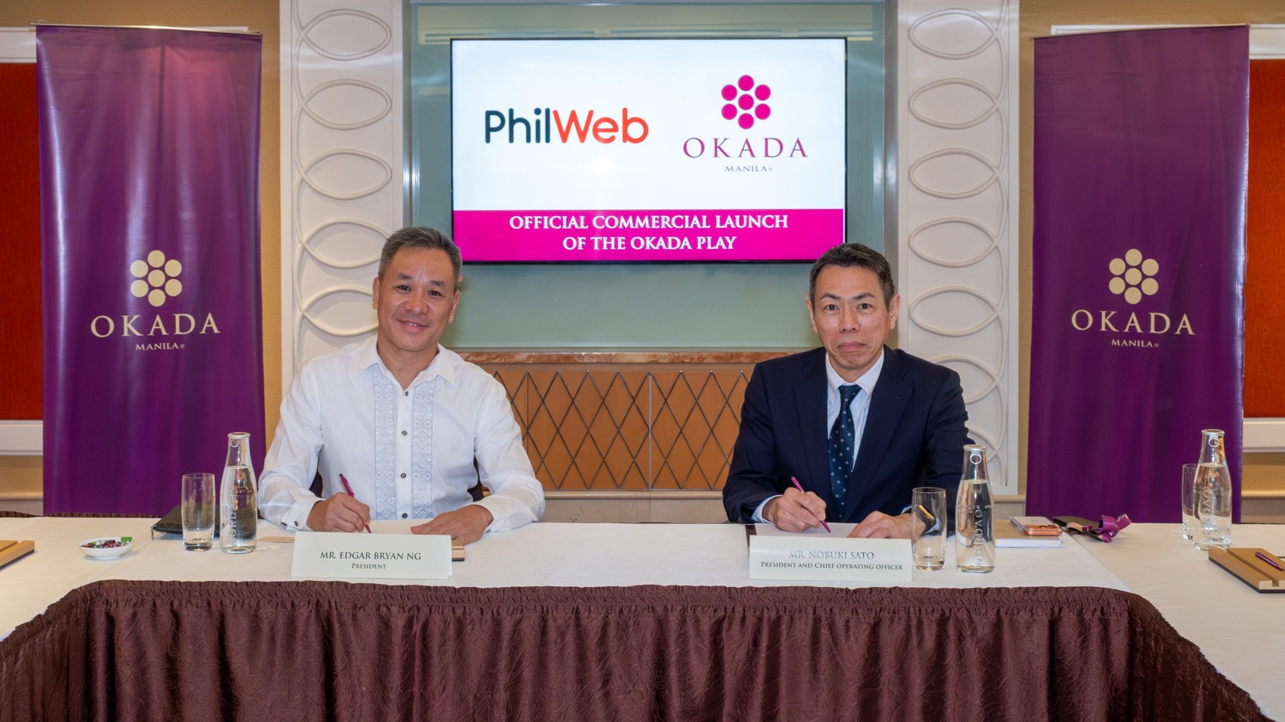 Okada Manila President and COO, Nobuki Sato (right) with PhilWeb Corporation President, Edgar Bryan Ng (left), officially signs the contract for commercial rollout of OKADA PLAY.